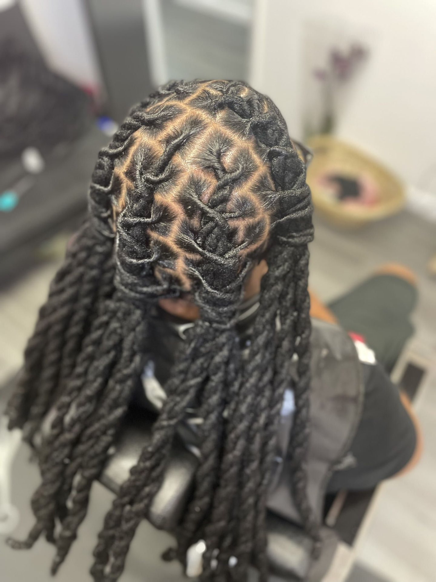 Shellz Beauty Bar locs work